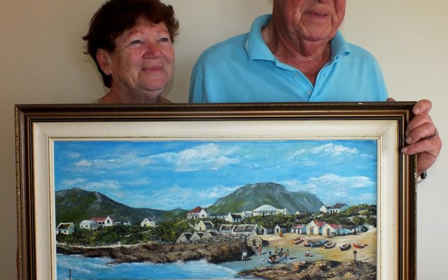 Pieter / Charlie Nowers en sy eggenote, Liz, agter ‘n skildery met groot sentimentele waarde vir Charlie